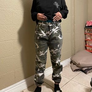 Has no brand of Jean just need to be ironed worn 4 times